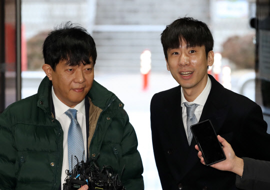 여객자동차 운수사업법 위반 혐의로 기소된 이재웅 쏘카 대표(왼쪽)와 타다 운영사 VCNC의 박재욱 대표가 지난해 12월 2일 오전 서초구 서울중앙지법에서 열리는 첫 공판에 출석하며 취재진의 질문을 받고 있다. 연합뉴스